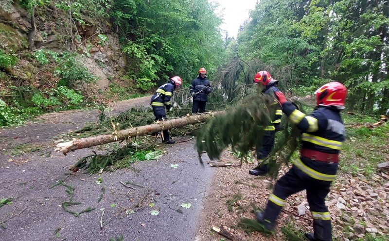 Furtună la Cluj! Traficul este blocat pe drumul din apropierea lacului Tarnița