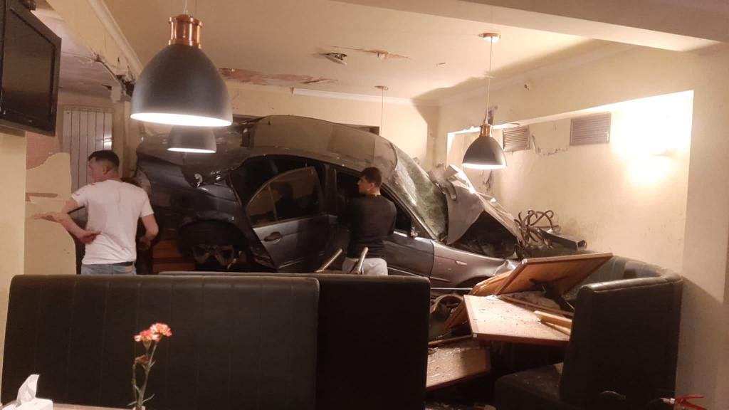 Cum arată Han km 17, după ce un tânăr a intrat cu BMW-ul în restaurant. Ar fi adomit la volan