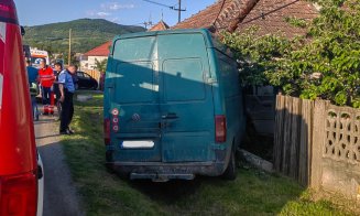 ACCIDENT în Cluj cu șofer băut: Viraj ratat și oprire în gard, cu stâlp de curent secerat