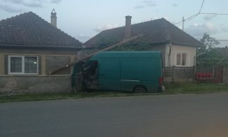 ACCIDENT în Cluj cu șofer băut: Viraj ratat și oprire în gard, cu stâlp de curent secerat