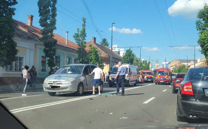 ACCIDENT cu cinci mașini în Cluj-Napoca! Doi bărbați, blocați în autoturism / Alte două persoane, consultate de medici