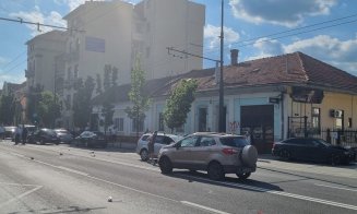 ACCIDENT cu trei mașini în Cluj-Napoca! Doi bărbați, blocați în mașină / Alte două persoane, consultate de medici