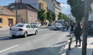 ACCIDENT cu trei mașini în Cluj-Napoca! Doi bărbați, blocați în mașină / Alte două persoane, consultate de medici