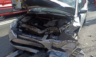 ACCIDENT cu cinci mașini în Cluj-Napoca! Doi bărbați, blocați în mașină / Alte două persoane, consultate de medici
