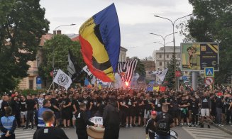 Sporterii Universității Cluj au ajuns la stadion. Cântecele "Șepcilor roșii" răsună la Sibiu
