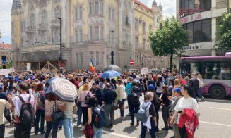 Profesorii clujeni, protest masiv la Prefectură. Circulația a fost blocată
