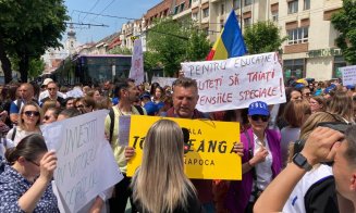 Profesorii clujeni, protest MASIV la Prefectură. Circulația a fost blocată