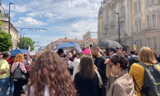 Profesorii clujeni, protest masiv la Prefectură. Circulația a fost blocată
