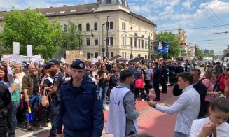 Profesorii clujeni, protest masiv la Prefectură. Circulația a fost blocată