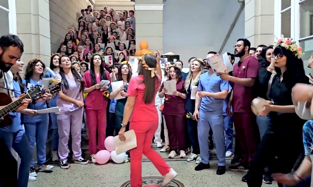 Vă plac serenadele? Mediciniştii clujeni continuă tradiţia universităţii
