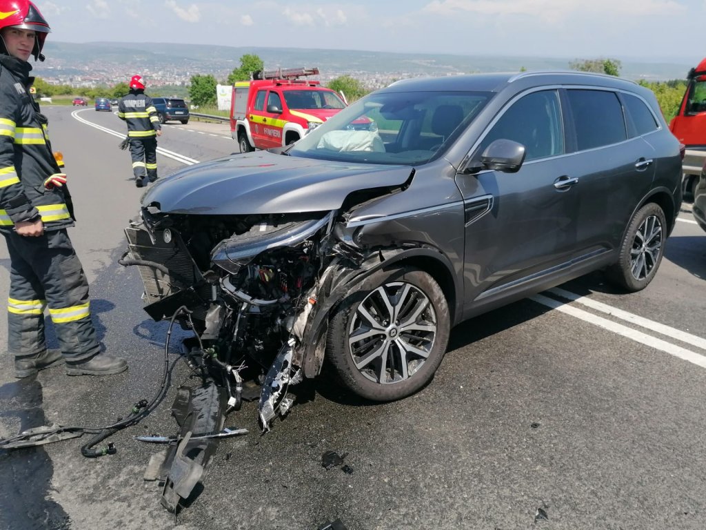 ACCIDENT la intrare în Cluj-Napoca. Două mașini, făcute praf în urma coliziunii