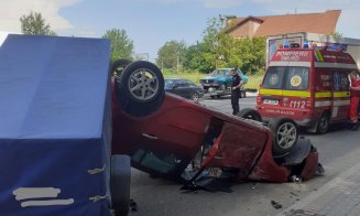 ACCIDENT în Dej! Două mașini implicate, dintre care una s-a răsturnat / Două persoane, transportate la spital