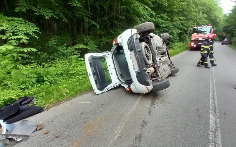 Mășină răsturnată lângă Cluj. Un  echipaj de descarcerare s-a deplasat la locul accidentului