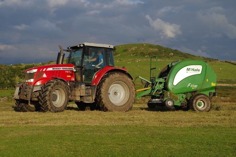 Un bărbat din Panticeu a murit după ce a fost strivit de tractor