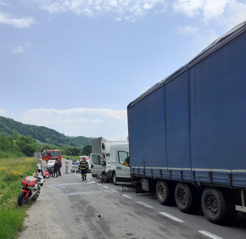 Accident între un tir, două autoutilitare și o motocicletă în Cluj. O femeie a fost transportată la spital