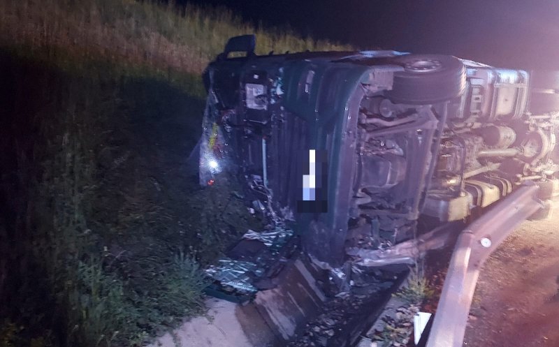 Accident pe A3 aproape de Nădășelu. Un TIR s-a răsturnat, și un bărbat e dus la spital