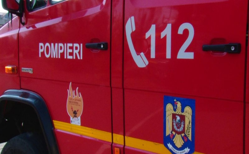 Incendiu pe stradă din Cluj-Napoca. Pompierii au intervenit cu două autospeciale