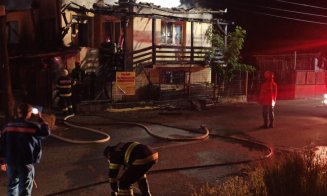 INCENDIU în județul Cluj:  Acoperișul a ars în întregime, iar din cauza flăcărilor puternice tavanul casei s-a prăbușit