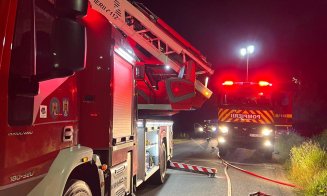 INCENDIU în județul Cluj:  Acoperișul a ars în întregime, iar din cauza flăcărilor puternice tavanul casei s-a prăbușit