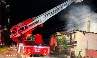 INCENDIU în județul Cluj:  Acoperișul a ars în întregime, iar din cauza flăcărilor puternice tavanul casei s-a prăbușit