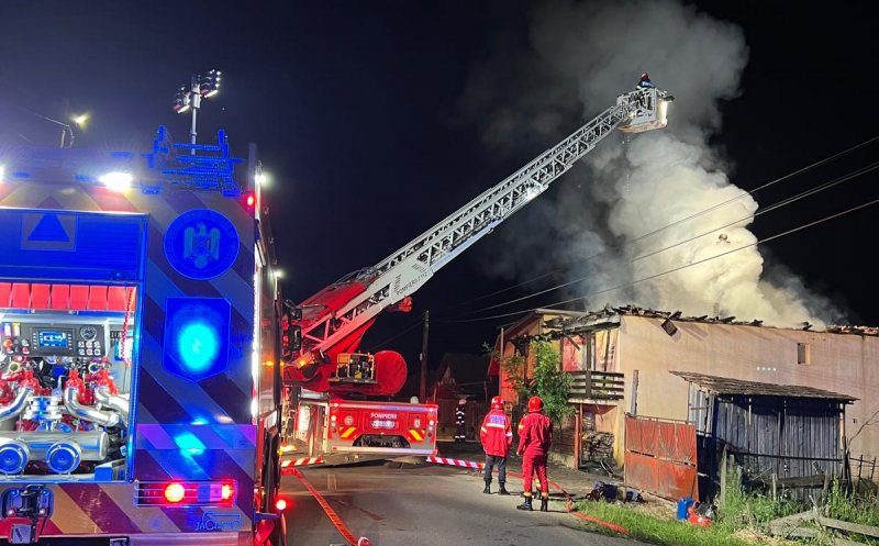 INCENDIU în județul Cluj:  Acoperișul a ars în întregime, iar din cauza flăcărilor puternice tavanul casei s-a prăbușit