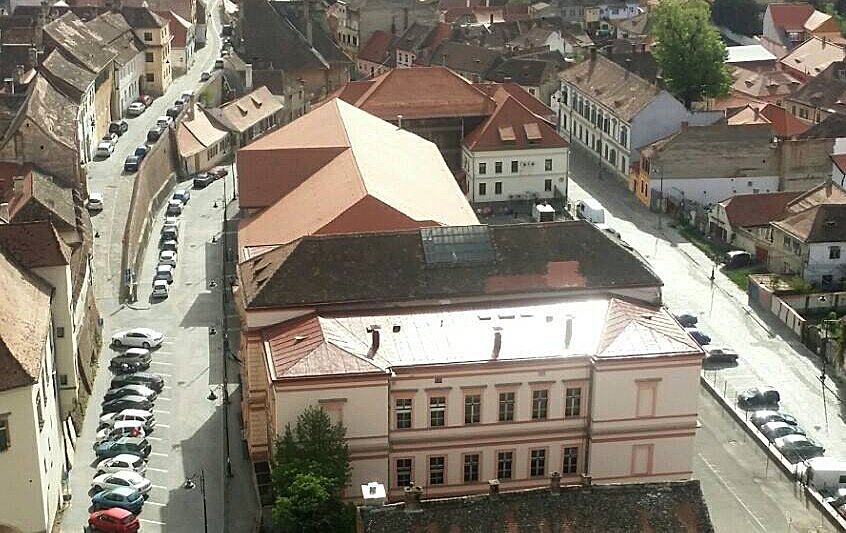 Profesor bătut pentru că nu vrea să încheie mediile la clasa a XII-a / "Niște îmbrânceli", spune directoarea