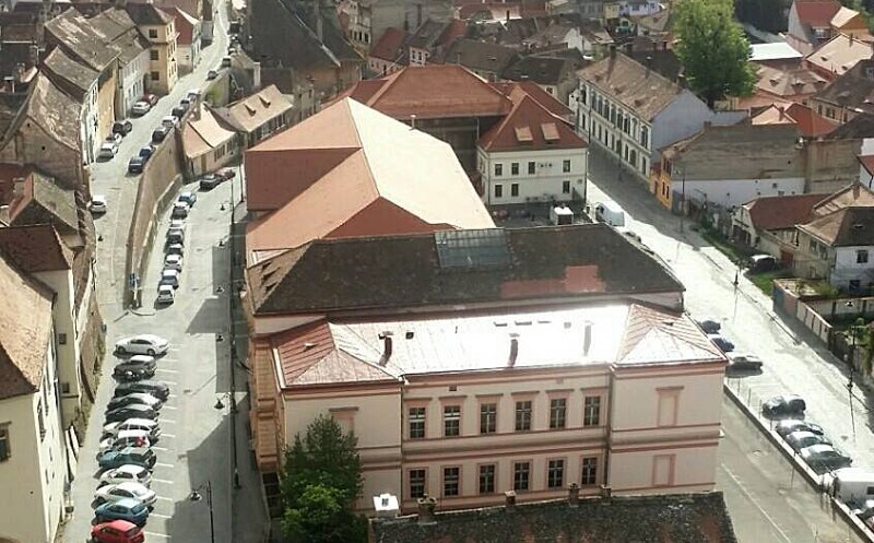 Profesor bătut pentru că nu vrea să încheie mediile la clasa a XII-a / "Niște îmbrânceli", spune directoarea