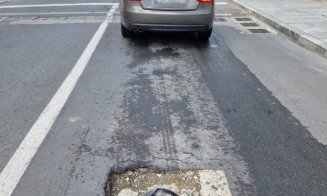 CRATER nesemnalizat în centrul Clujului, la doi paşi de primărie / "Aseară era un băţ de plastic alb. Atât s-a putut"
