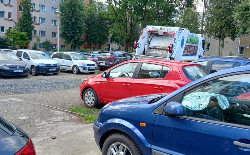 Ce bine că gropile ”peticite” cu pietriş pe banii unor locatari din Mănăştur deservesc cu succes şi firma de salubritate