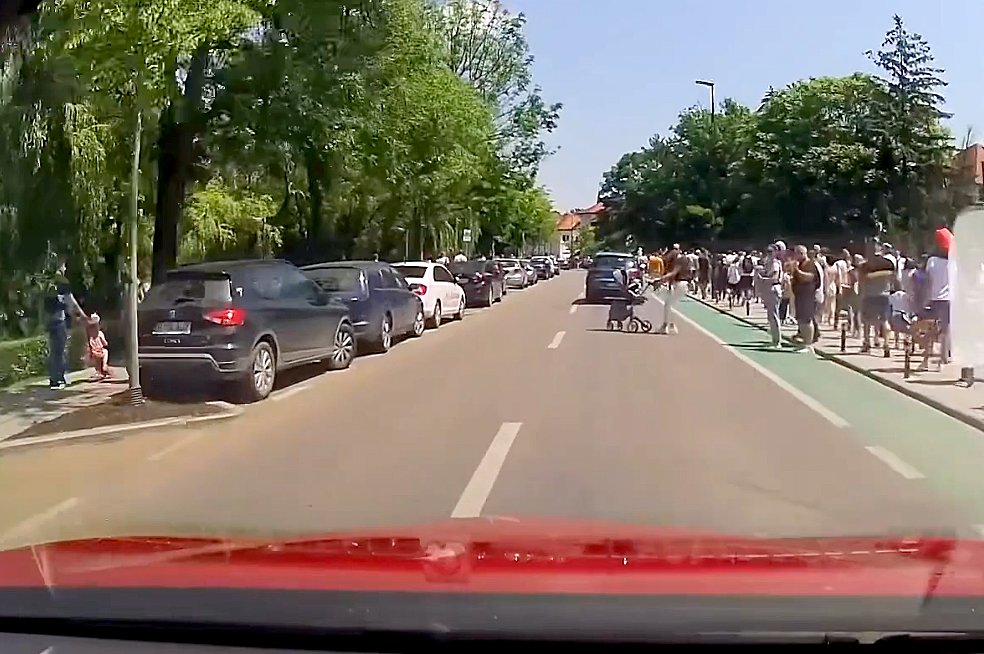 Şi-a împins căruciorul cu copilul în faţa maşinilor pe o stradă din Cluj-Napoca / "Mămică model, varianta 2023"