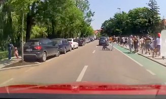 Şi-a împins căruciorul cu copilul în faţa maşinilor pe o stradă din Cluj-Napoca / "Mămică model, varianta 2023"