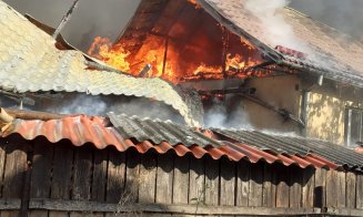 Incendiu la o casă și mai multe anexe gospodărești din Cluj / O femeie a suferit un atac de panică