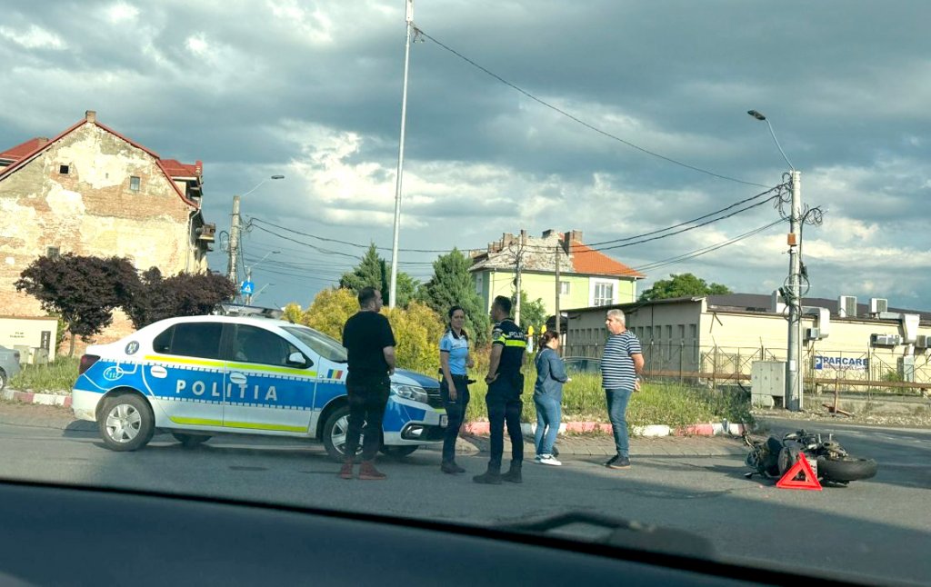 A pierdut controlul motocicletei încercând să evite un autoturism. O tânără a fost rănită