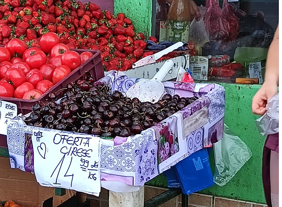 S-au potolit preţurile la cireşe: 14,99 lei, la un aprozar din Mănăştur