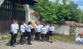 Cadou uriaş pentru Regele Charles, adus de femei la poartă