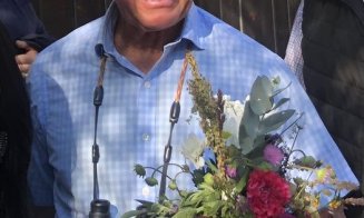 Cadou uriaş pentru Regele Charles, adus de femei la poartă