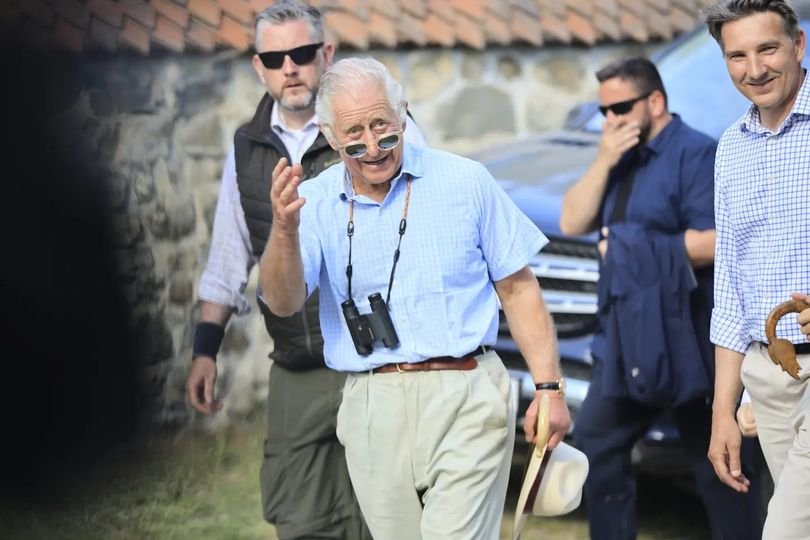 Cadou uriaş pentru Regele Charles, adus de femei la poartă