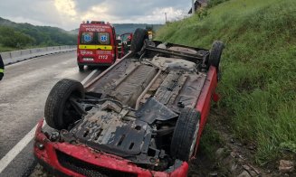 ACCIDENT în județul Cluj: Mașină cu roțile în sus și 3 victime