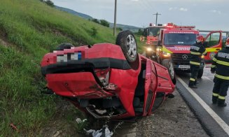 ACCIDENT în județul Cluj: Mașină cu roțile în sus și 3 victime