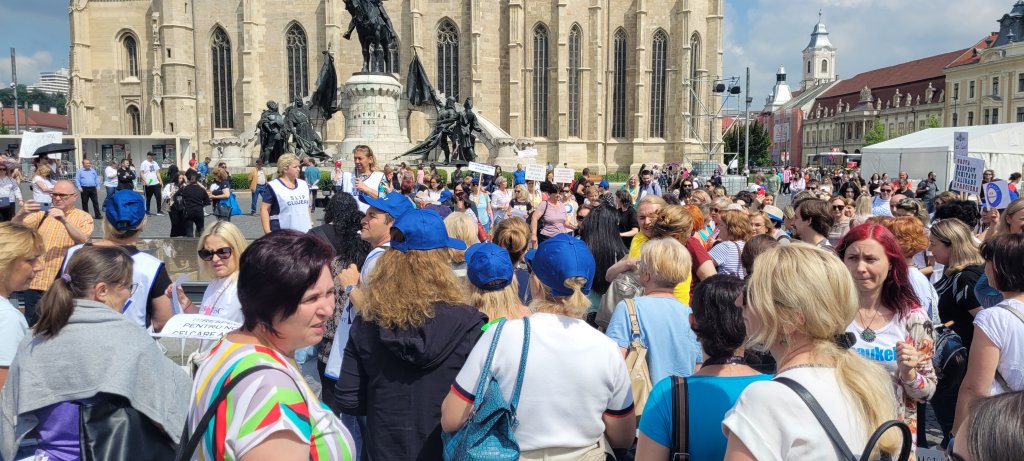 Profesorii clujeni, din nou în stradă. Marș de protest în centrul Clujului/ Li s-au alăturat și părinții elevilor