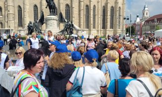 Profesorii clujeni, din nou în stradă. Marș de protest în centrul Clujului/ Li s-au alăturat și părinții elevilor