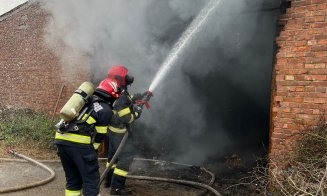Cluj: Incendiu la o hală. Intervin pompierii cu trei autospeciale și o autoscară