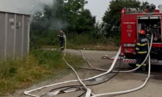 Cluj: Incendiu la o hală. Intervin pompierii cu trei autospeciale și o autoscară