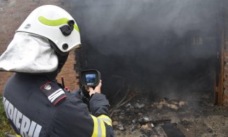 Cluj: Incendiu la o hală. Intervin pompierii cu trei autospeciale și o autoscară
