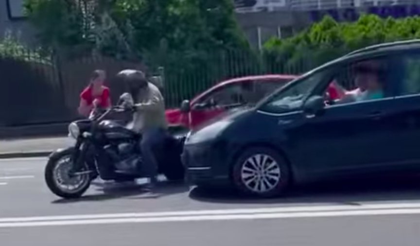 Scandal în plină stradă la Cluj între un motociclist și șoferul unei mașini