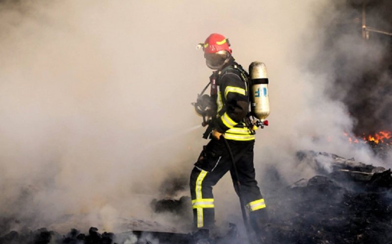 Bilanțul incendiului din Mărăști! 35 de persoane au fost evacuate, o mașină a fost distrusă și o persoană rănită