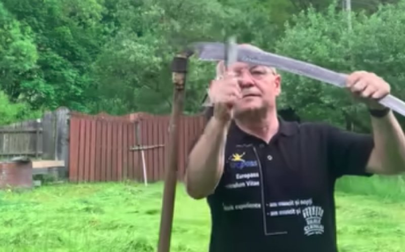Primarul Clujului, Emil Boc, la coasă în Răchițele
