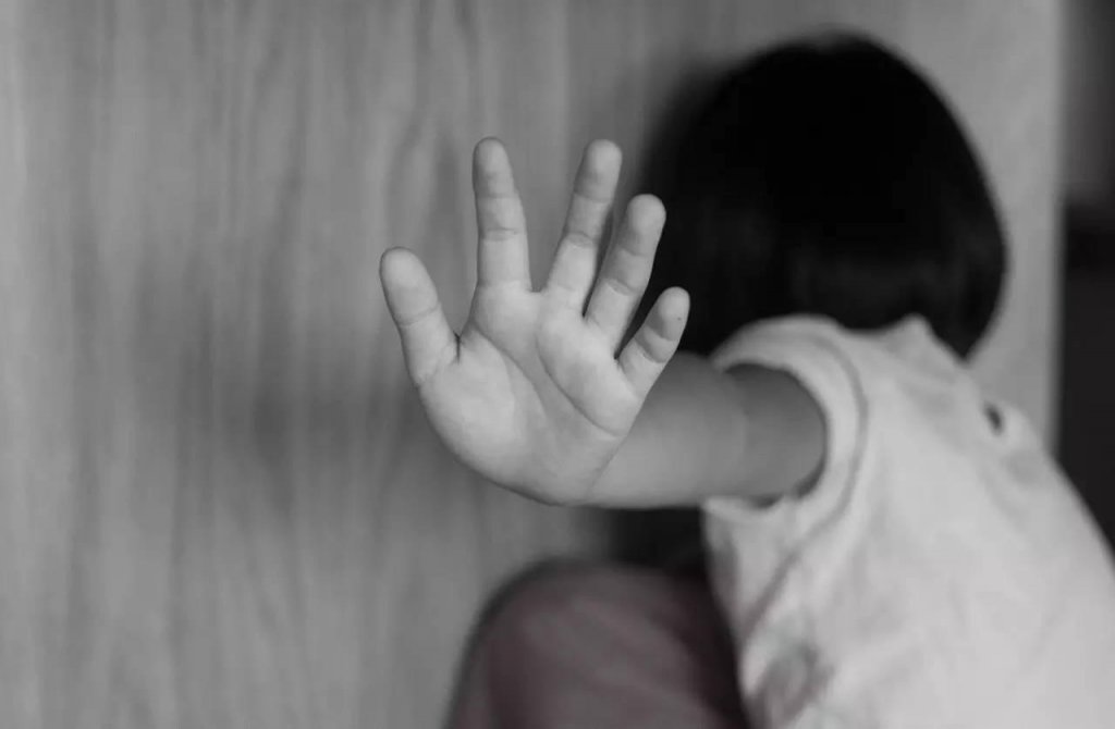 Copilă de 12 ani, violată la Câmpia Turzii. Agresorul a fost prins de polițiști