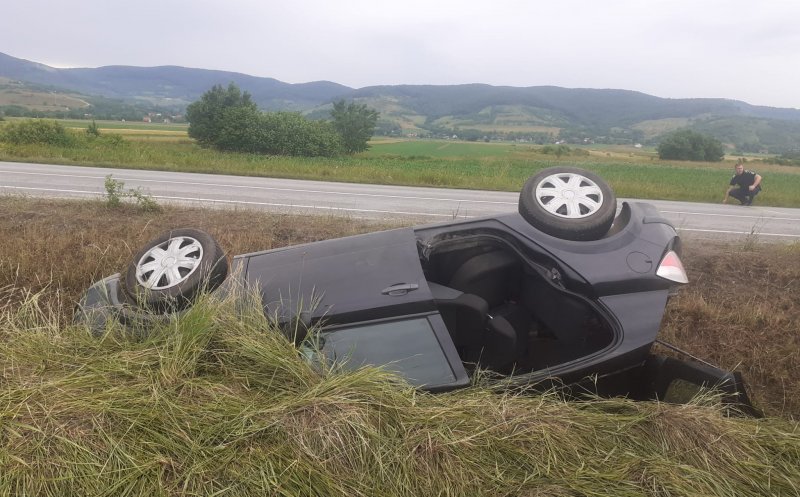 ACCIDENT în judeţul Cluj. Maşină cu roţile în sus, în şanţ şi victimă încarcerată