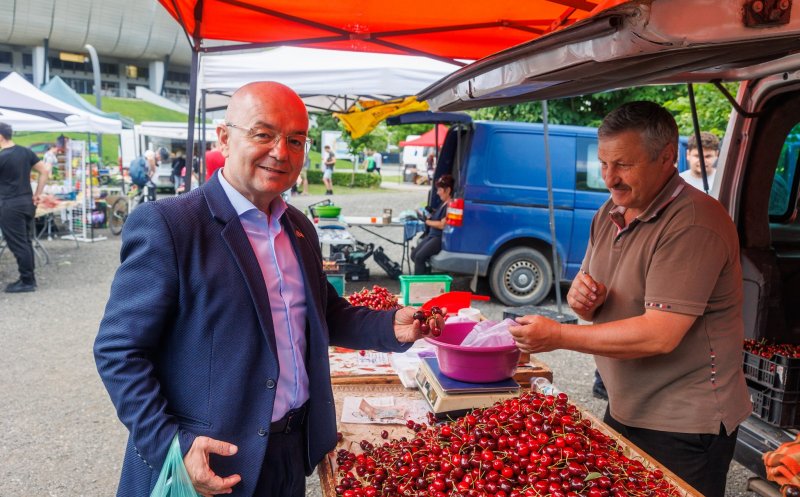 La cireşe, cu Emil Boc, în piaţa volantă de la Cluj Arena